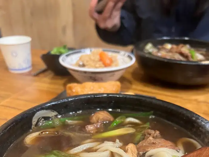 겐로쿠우동 대전 노은점 식탁 위에 놓인 여러 그릇의 음식 사진