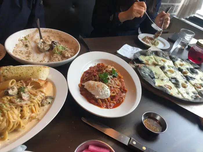 테이블에 차려진 다양한 파스타와 리조또, 피자