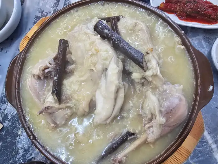 황금 상황 누룽지 닭백숙, 닭고기와 누룽지가 푸짐하게 담긴 모습