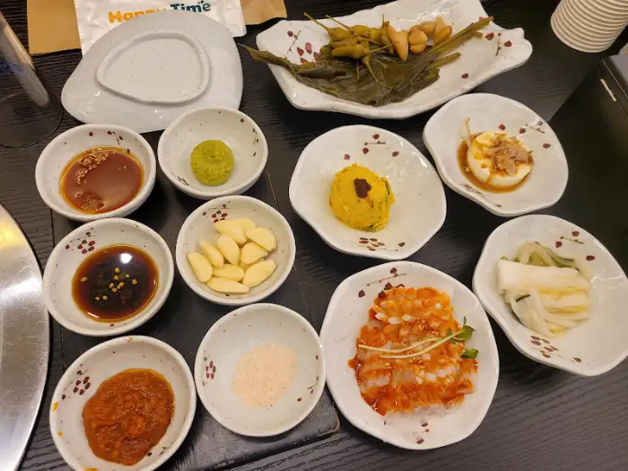 룸 내부의 정갈한 테이블 세팅