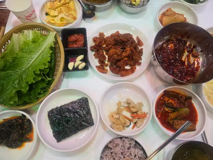 테이블에 차려진 남도 음식 한 상