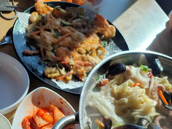 식당 내부 테이블과 창밖 풍경