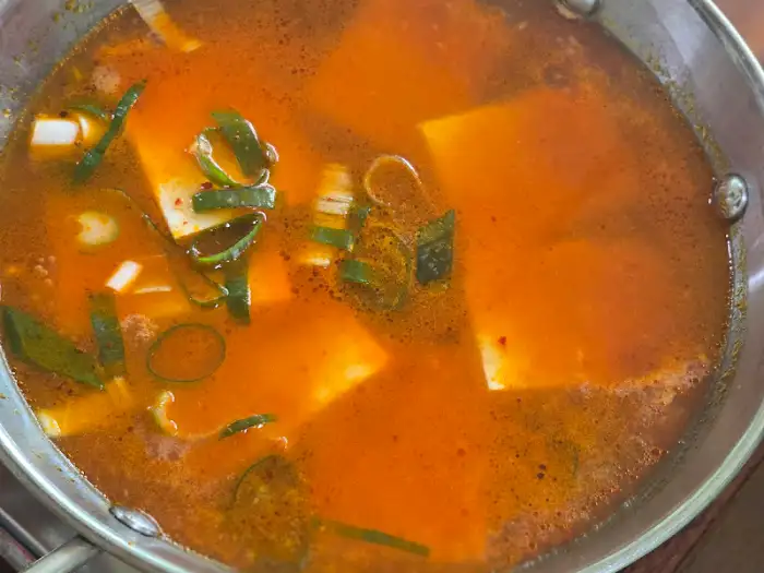 얼큰한 국물의 찌개 모습