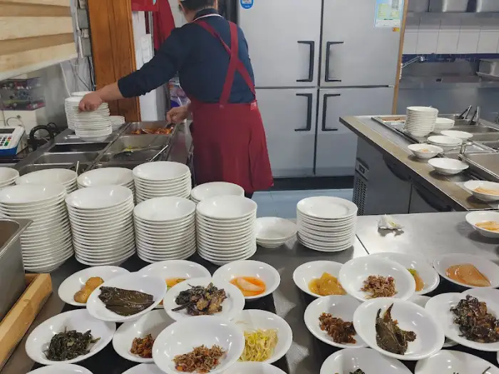 음식을 준비하는 주방 모습