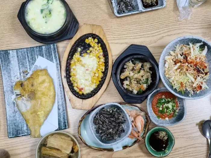다양한 밑반찬과 메인 요리