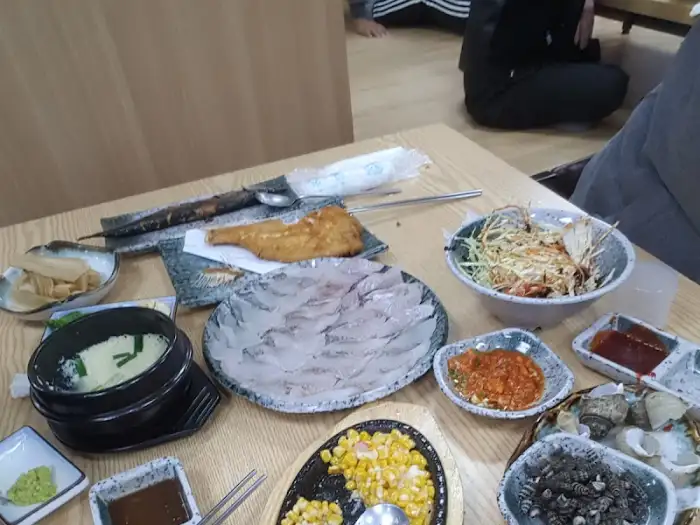푸짐하게 차려진 테이블