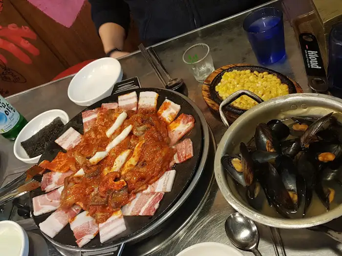 테이블에 차려진 음식들