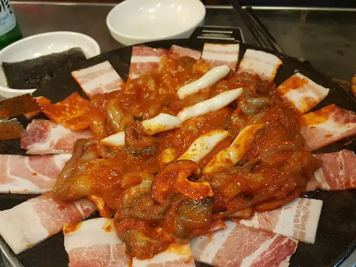 불판 위 쭈꾸미와 우삼겹