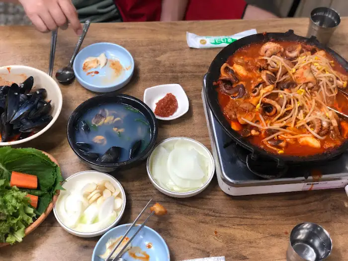 테이블에 차려진 쭈꾸미볶음 한상차림