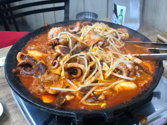 푸짐한 쭈꾸미와 콩나물이 볶아지고 있는 모습