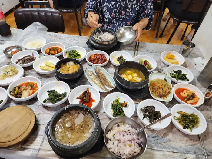밥을 덜어내는 모습