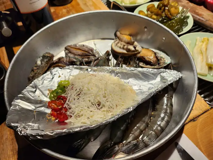 신선한 육류와 해산물, 숯불에 구워질 준비가 된 재료들