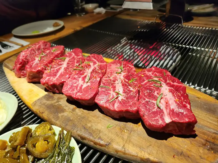 잘 구워진 스테이크, 풍성한 양과 먹음직스러운 마블링