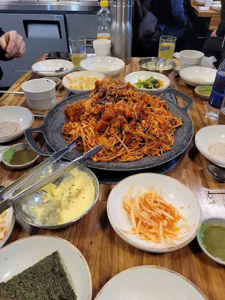 테이블 가득 차려진 푸짐한 한 상 차림