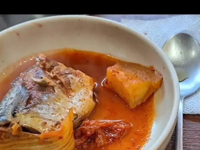 앞접시에 담긴 제육볶음과 밥, 그리고 숟가락