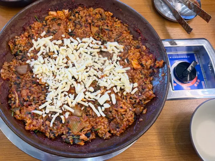 치즈가 올라간 볶음밥