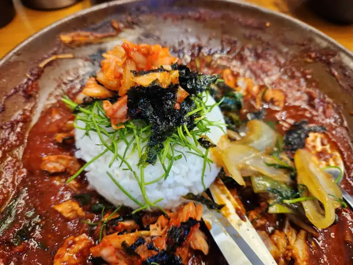 밥 위에 올라간 김치와 나물