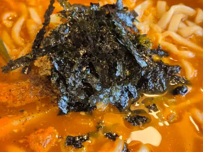 장칼국수 면발과 국물 클로즈업