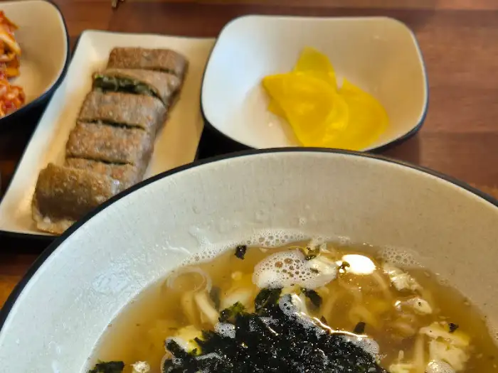 장칼국수와 함께 나온 꼬마김밥의 단면