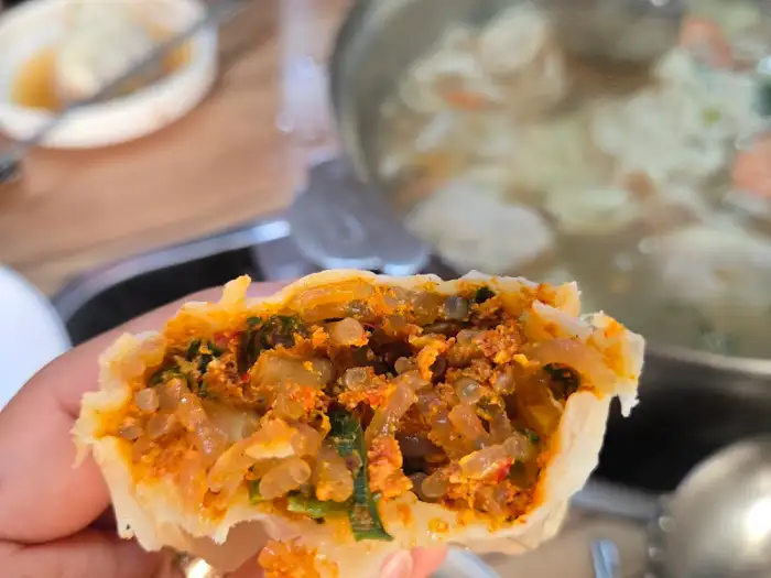 김치만두 속 내용물이 보이는 단면