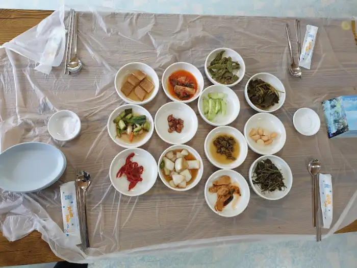 다양한 밑반찬 구성
