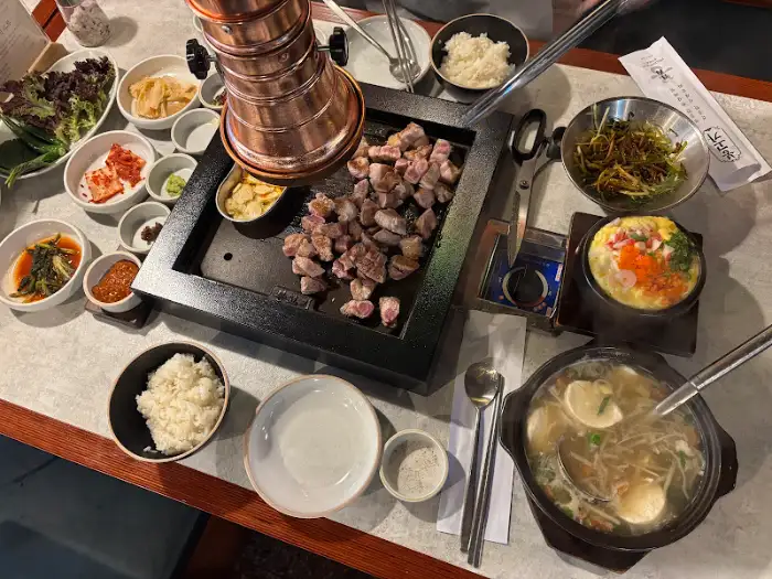테이블 세팅된 고기구이