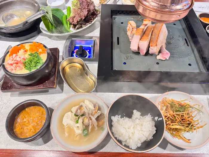 테이블 위에 놓인 음식들