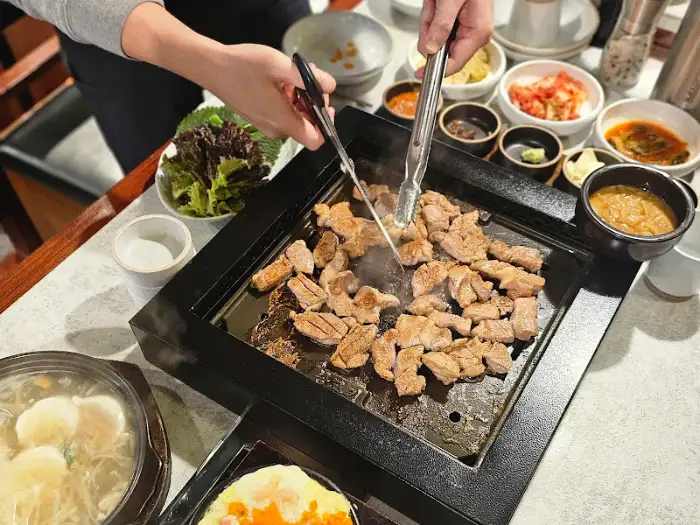 직원이 삼겹살을 굽고 있는 모습