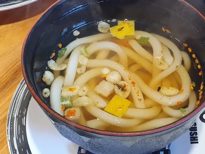굵직한 우동 면발과 다양한 건더기가 들어있는 우동