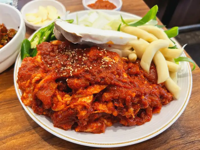 매콤한 양념의 오리 주물럭