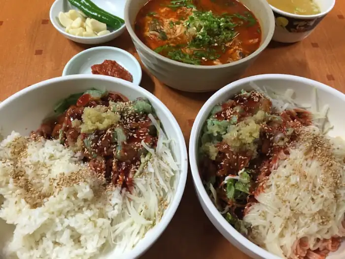 회덮밥과 매운탕, 그리고 밥이 함께 담긴 2인분 상차림