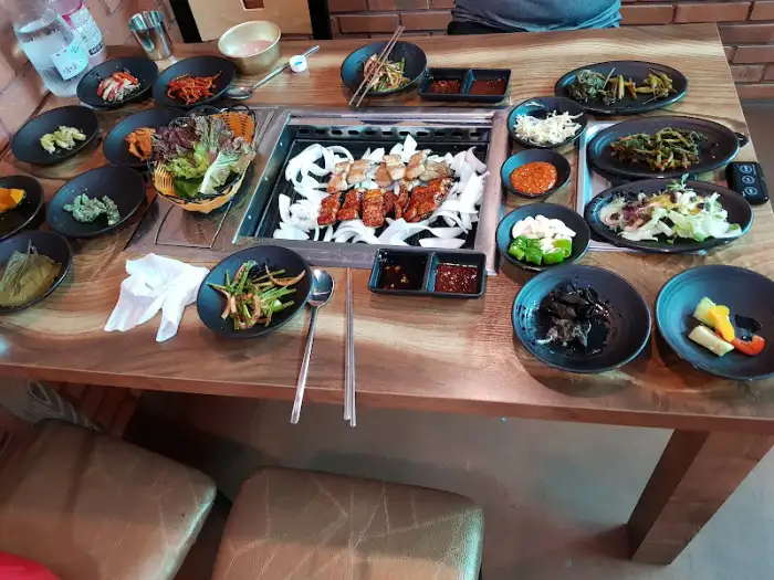 숯불 위에서 맛있게 구워지고 있는 민물장어