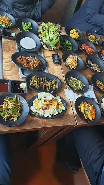 신선한 쌈 채소와 곁들여 먹는 민물장어