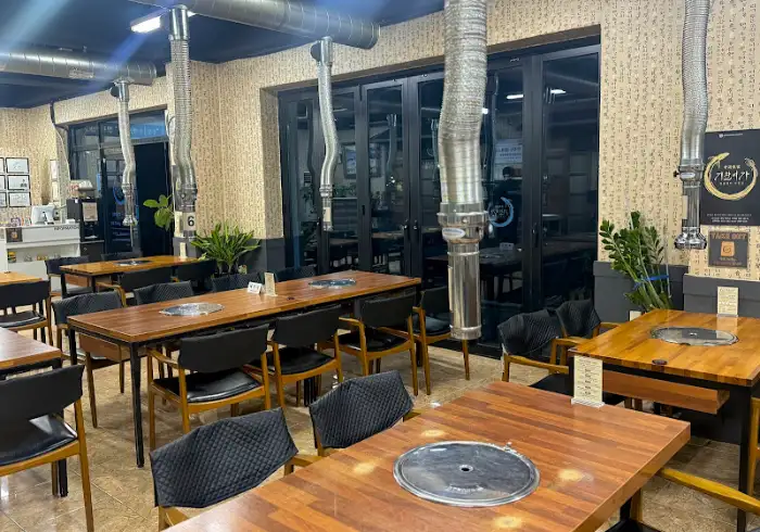 세련되고 쾌적한 식당 내부 공간