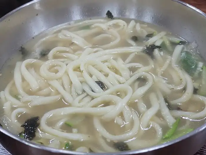 따뜻한 칼국수 한 그릇