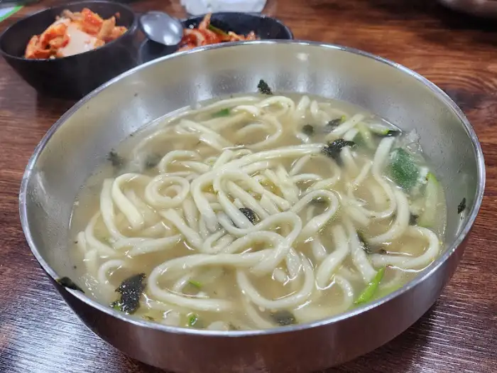 김치와 함께 나온 칼국수