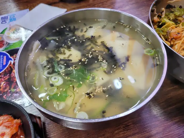 건더기가 풍성한 칼국수 클로즈업