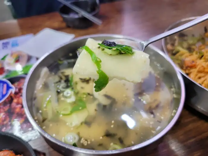 칼국수 면발을 건져 올리는 모습