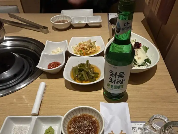 소주와 함께 차려진 반찬들