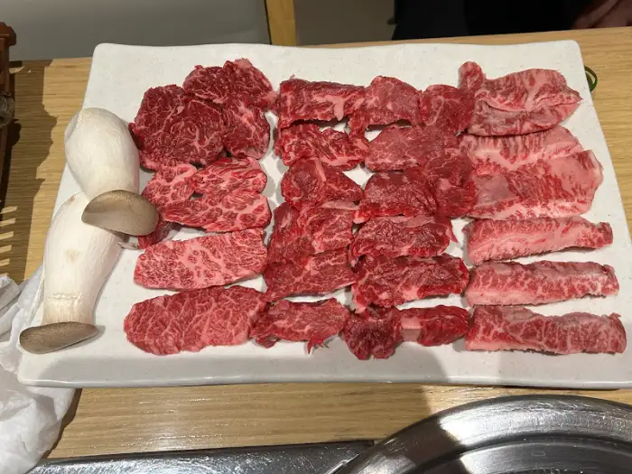 두툼하게 썰린 한우 덩어리