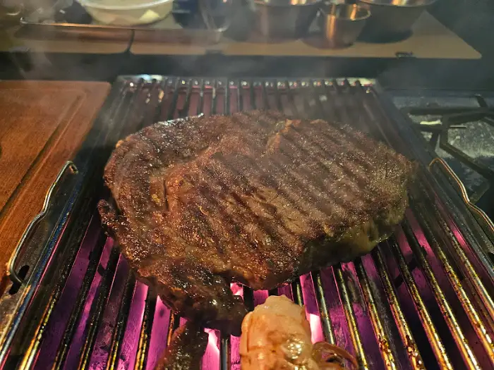 숯불 위에서 구워지는 한우