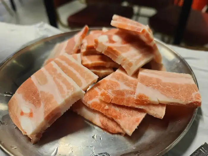 신선한 생삼겹살 덩어리