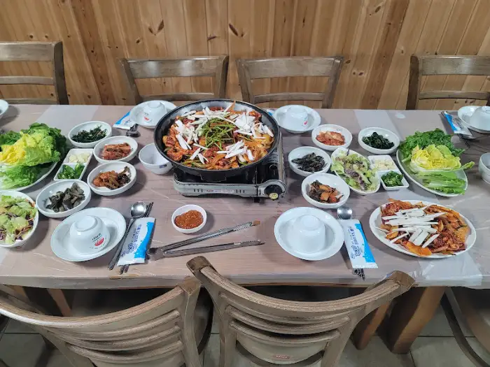 테이블 세팅된 음식과 반찬