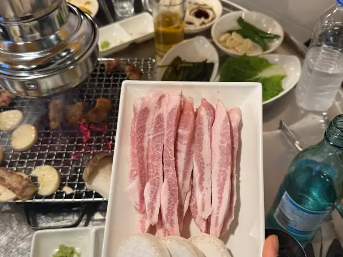 돼지고기와 버섯, 쌈 채소가 준비된 상차림