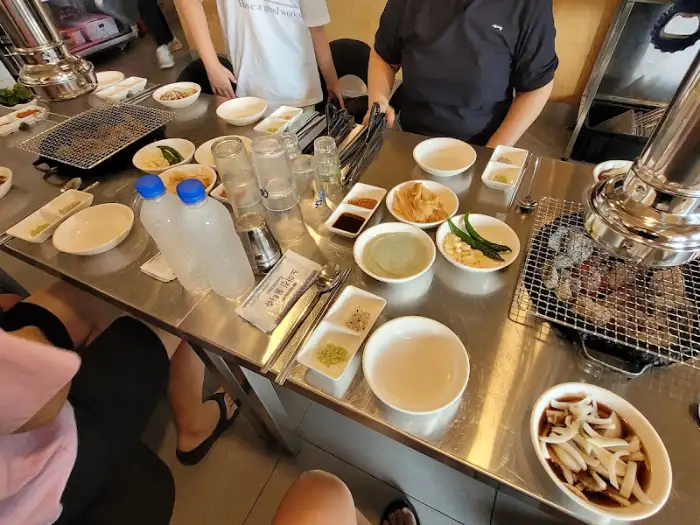 테이블에 차려진 다양한 밑반찬