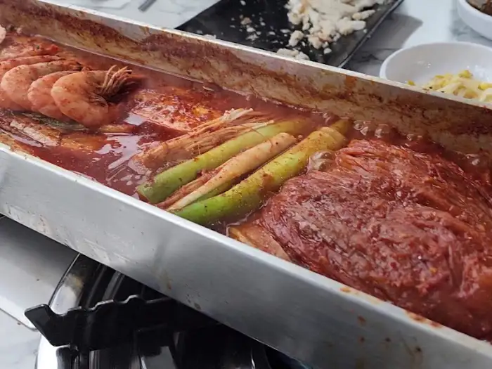 갈치, 새우, 파 등이 들어간 조림 냄비 사진