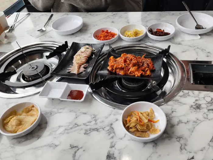 테이블에 차려진 여러 반찬과 메인 요리 사진