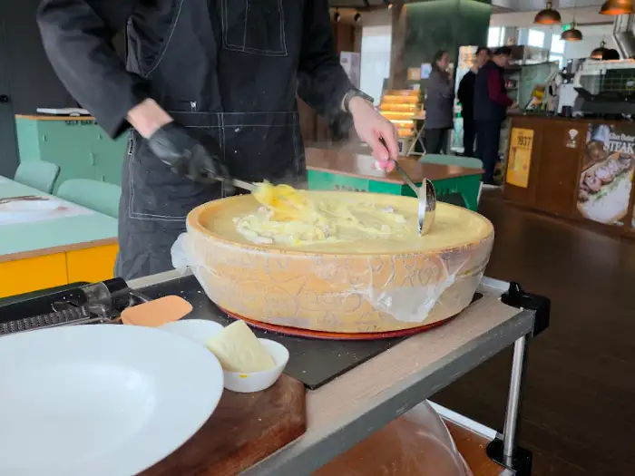 치즈 위에서 완성되는 파스타