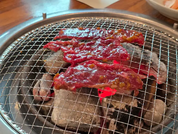 숯불 위에서 익어가는 복숭아 불고기