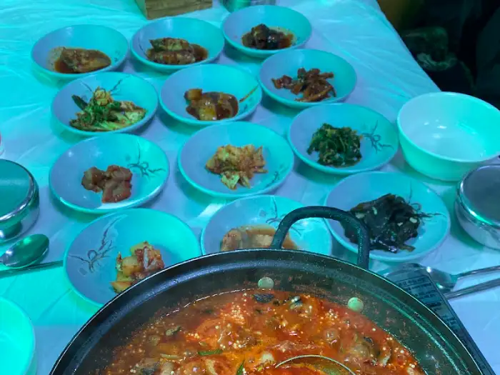 다양한 밑반찬이 차려진 테이블 위 모습
